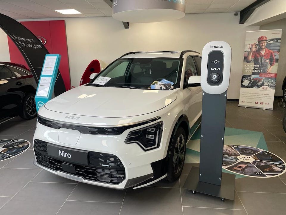 voiture kia dans le showroom